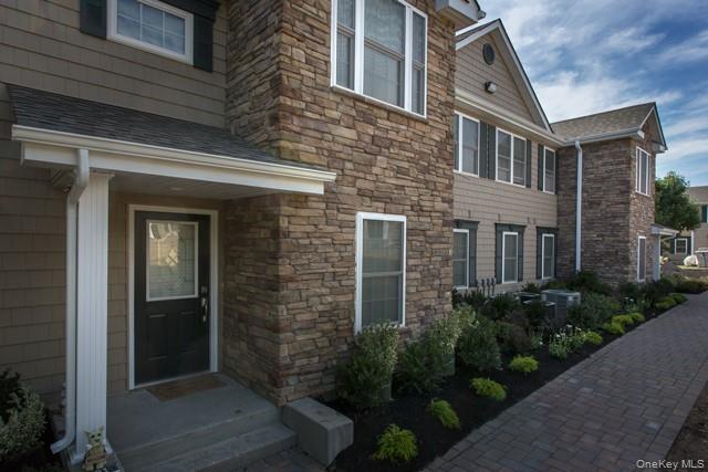 100 Vista View Dr in Farmingville, NY - Building Photo - Building Photo