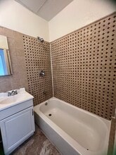 819 N Alta Vista Blvd, Unit 2 in Los Angeles, CA - Building Photo - Building Photo