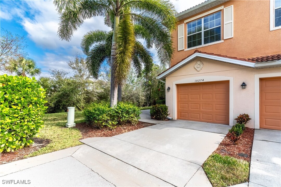 10274 Via Colomba Circle in Ft. Myers, FL - Building Photo