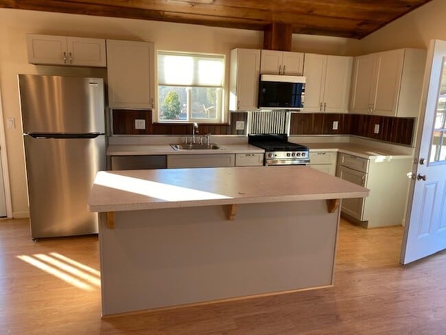 8075 Curbaril Ave in Atascadero, CA - Building Photo - Building Photo