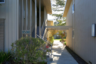 Oaks Apartments in Redwood City, CA - Building Photo - Building Photo