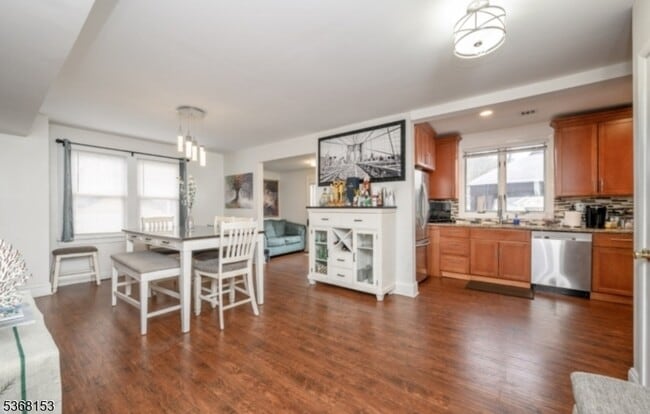 372 W Hazelwood Ave in Rahway, NJ - Building Photo - Building Photo