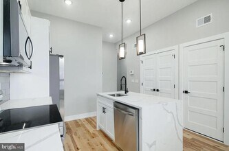 411 W Hewson St-Unit -UNIT 2 in Philadelphia, PA - Foto de edificio - Building Photo