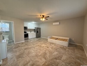 269 E Rosewood Ave in San Antonio, TX - Foto de edificio - Building Photo