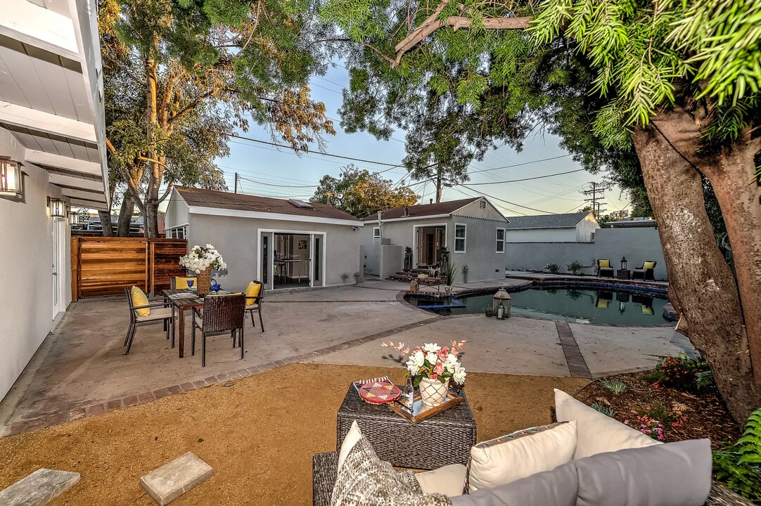 5617 Denny Ave in North Hollywood, CA - Building Photo