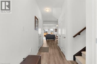 448 Blackburn Dr in Brantford, ON - Building Photo - Building Photo
