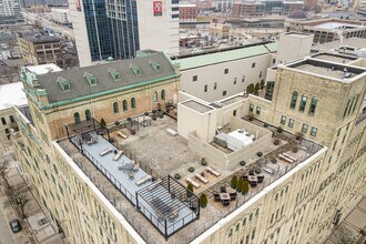 270 E Highland Ave, Unit 636 in Milwaukee, WI - Building Photo - Building Photo