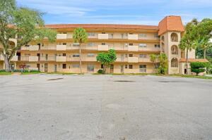 6200 S Falls Cir Dr in Lauderhill, FL - Building Photo