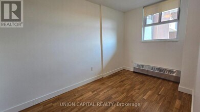 407-230-1230 Oak St in Toronto, ON - Building Photo - Building Photo
