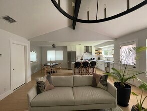 5201 Summerset Trail in Austin, TX - Foto de edificio - Building Photo