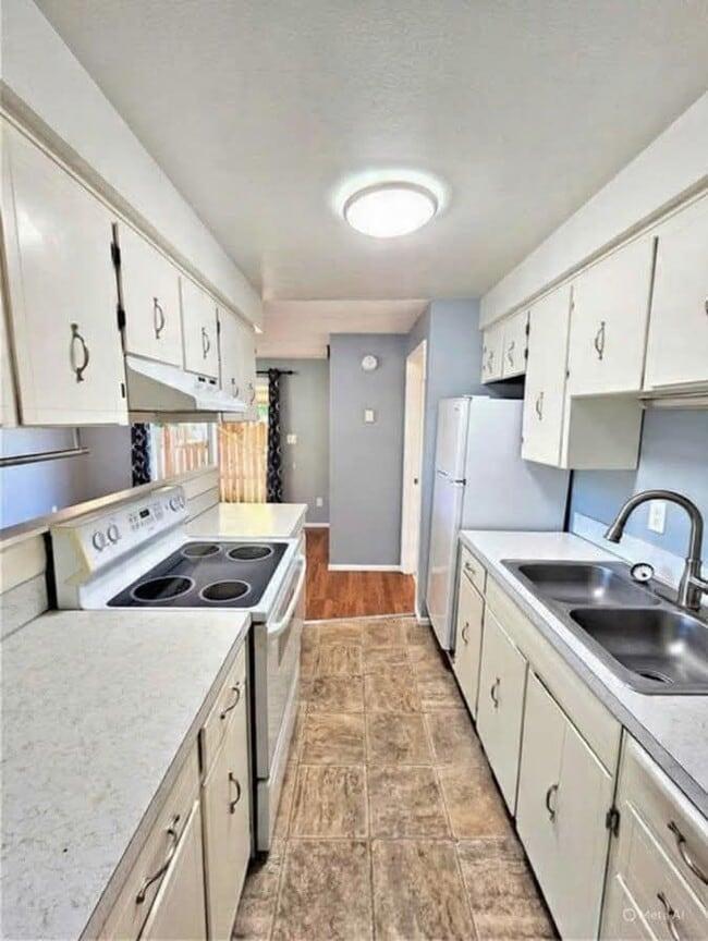 1200 4th Ave in Gold Hill, OR - Building Photo - Building Photo