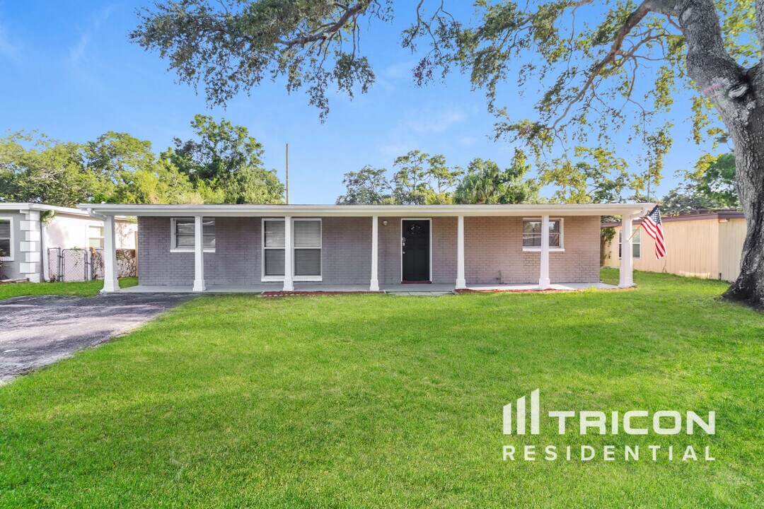 2160 Alemanda Dr in Clearwater, FL - Building Photo