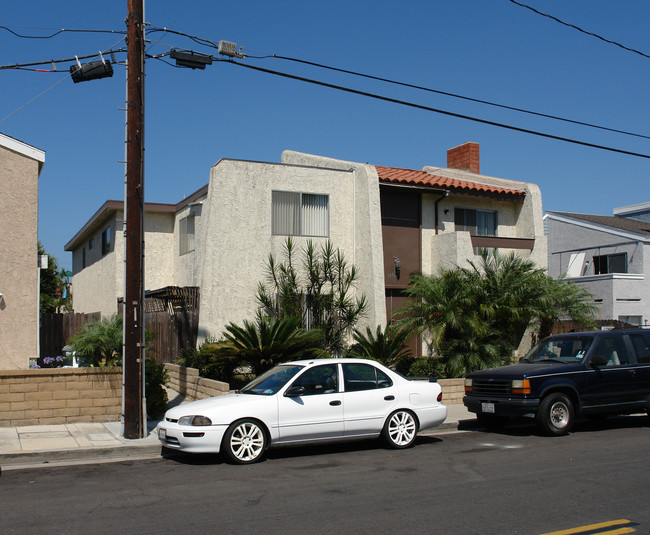 16711 Dolores Ln in Huntington Beach, CA - Foto de edificio - Building Photo