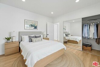 17226 Vanowen St in Los Angeles, CA - Building Photo - Building Photo