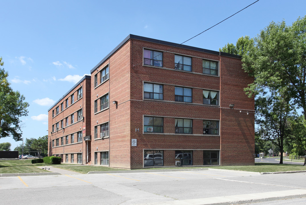 11 Flemington Rd in Toronto, ON - Building Photo