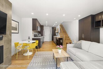 250 S Original St in Aspen, CO - Foto de edificio - Building Photo