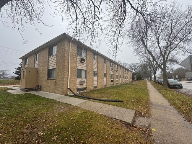 4100 S 51st St in Greenfield, WI - Foto de edificio - Building Photo
