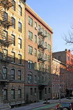 195-197 W 10th St in New York, NY - Foto de edificio - Building Photo