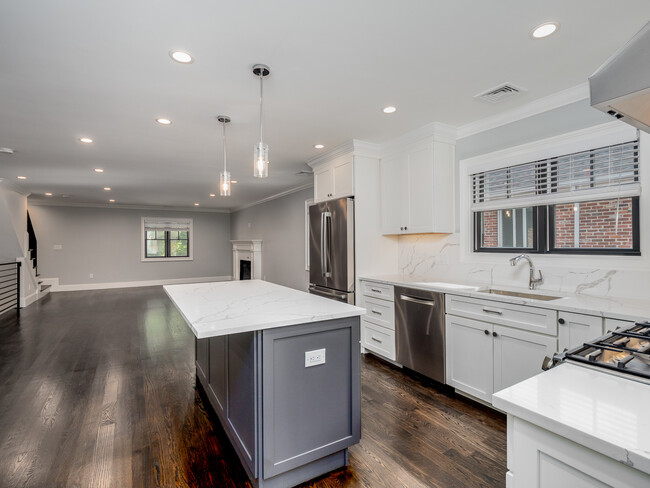 31 Heath St, Unit 2 in Brookline, MA - Foto de edificio - Building Photo