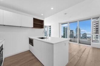 6000 Mckay Av in Burnaby, BC - Building Photo - Building Photo