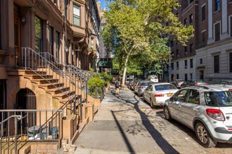 130 W 73rd St in New York, NY - Building Photo - Building Photo