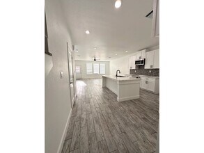 7710 Darnay Dr in Houston, TX - Foto de edificio - Building Photo