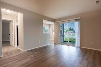 M Club Apartments in Indianapolis, IN - Foto de edificio - Building Photo