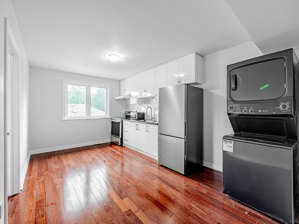 122 Maybourne Ave in Toronto, ON - Building Photo