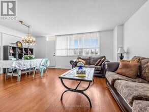 130 Neptune Dr in Toronto, ON - Building Photo - Building Photo