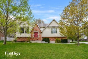 1004 SE Dover Dr in Lee's Summit, MO - Building Photo