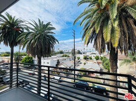 14612 Calvert St in Los Angeles, CA - Building Photo