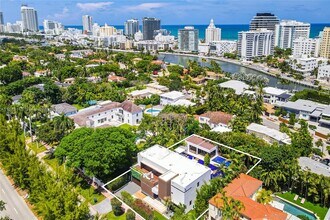 3009 Pine Tree Dr in Miami Beach, FL - Building Photo - Building Photo
