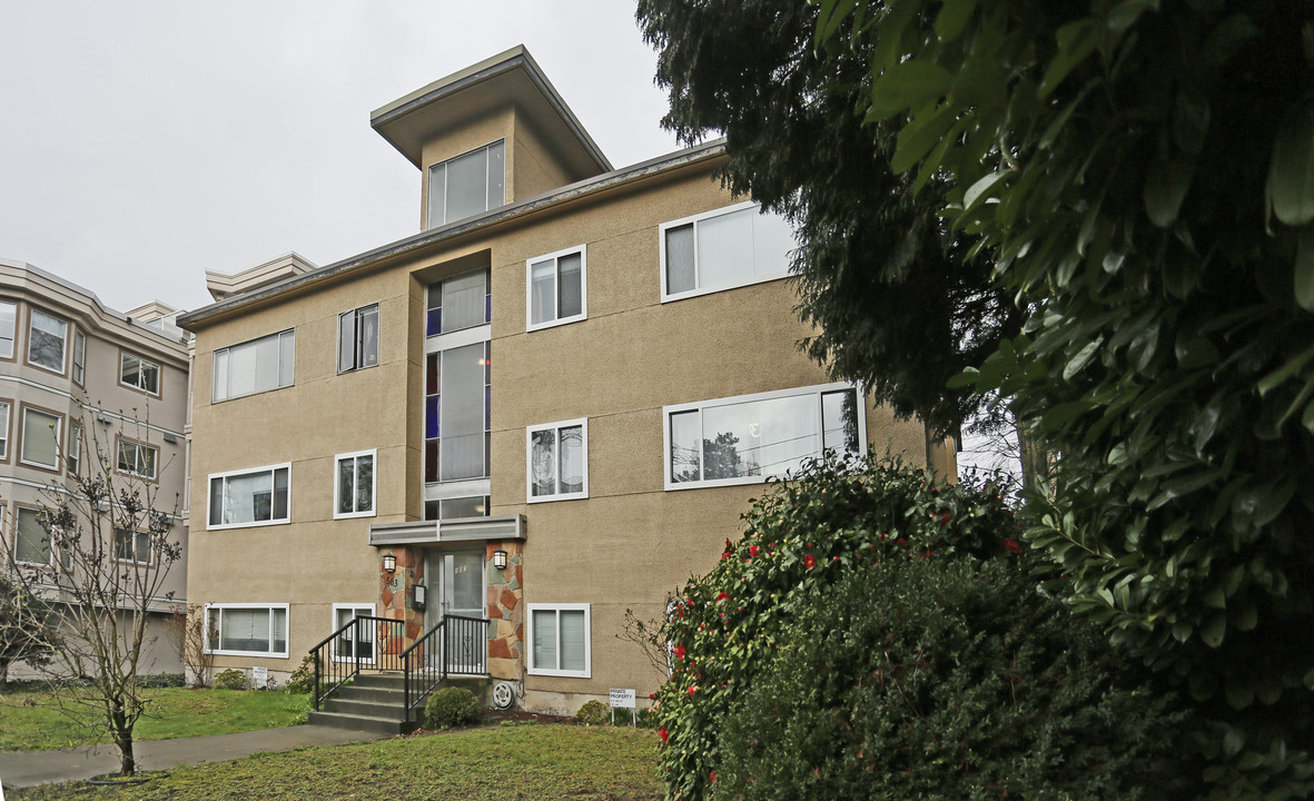 503 Agnes St in New Westminster, BC - Building Photo