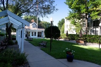 Lake Square Senior Apartments in White Bear Lake, MN - Building Photo - Building Photo