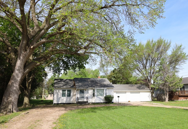 214 S Shady Bend Rd in Grand Island, NE - Building Photo - Building Photo