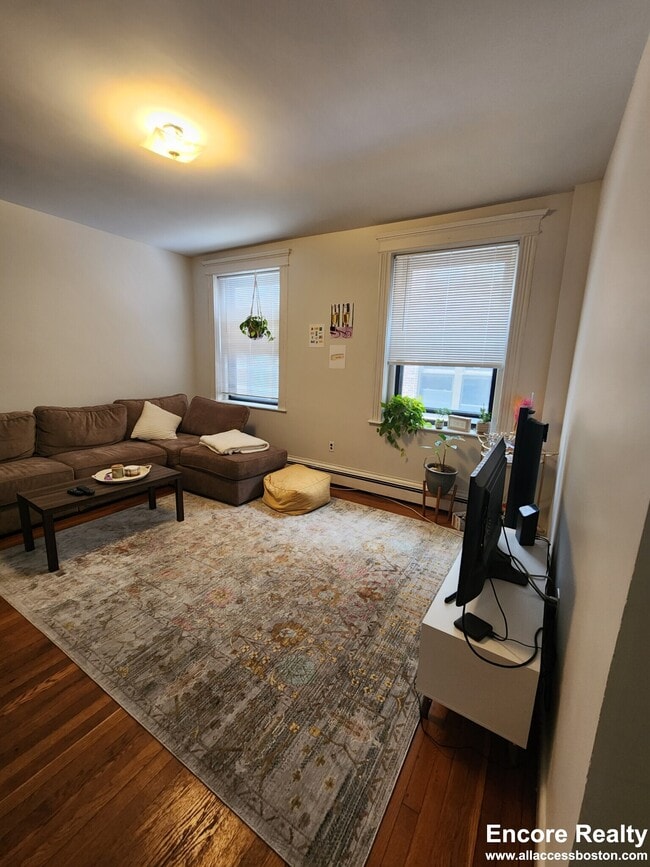11 Stearns Rd, Unit 4 in Brookline, MA - Foto de edificio - Building Photo