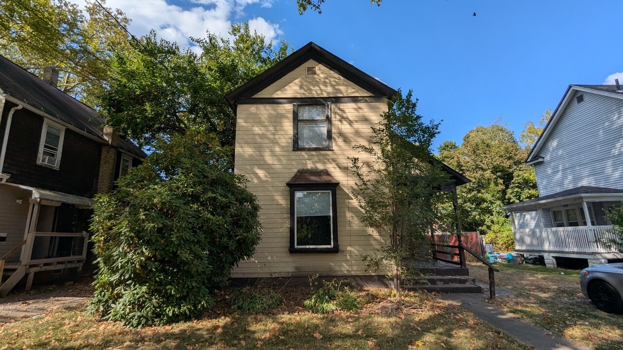 95 Vesper St in Akron, OH - Building Photo