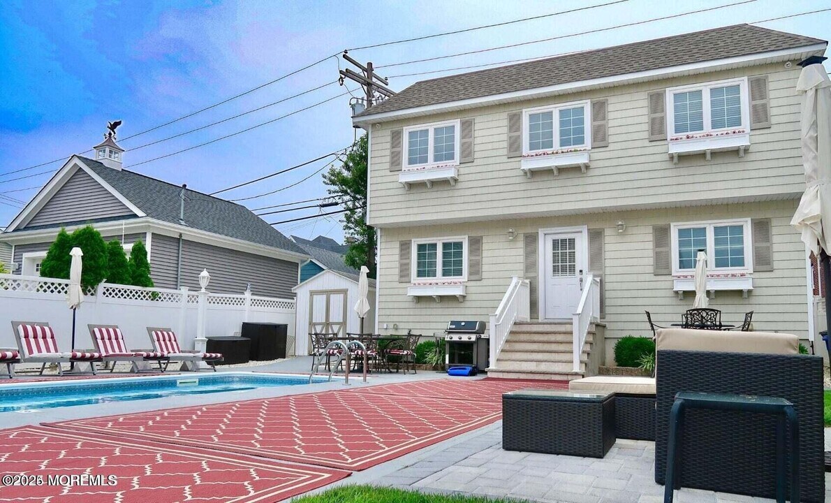 110 Fifth Ave in Belmar, NJ - Building Photo