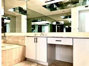 1083 E Island Blvd in Aventura, FL - Building Photo - Building Photo