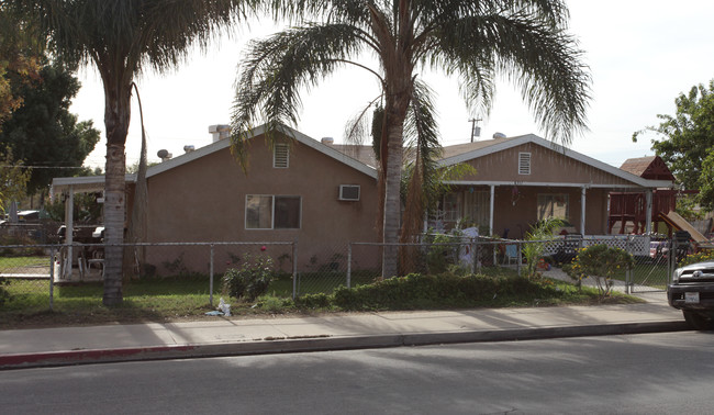 8342 Cypress Ave in Riverside, CA - Foto de edificio - Building Photo