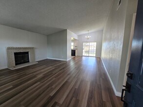 2835 La Vida Dr in Lancaster, CA - Building Photo - Building Photo