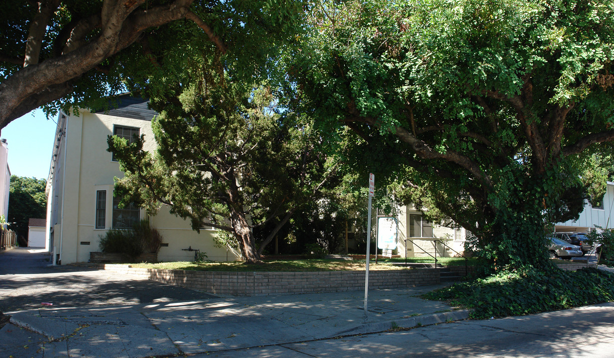 Dickens Court Apartments in Sherman Oaks, CA - Building Photo