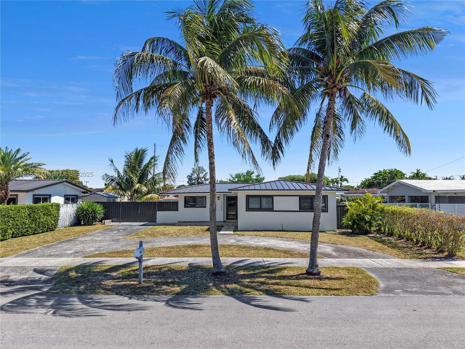 11235 NW 59th Pl in Hialeah, FL - Building Photo