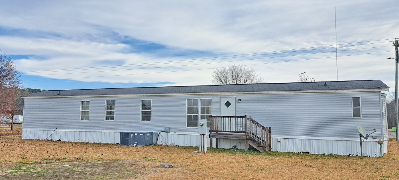 207 Princeton Rd in Princeton, NC - Building Photo