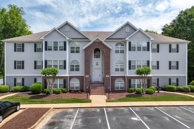 3694-3698 Cotswold in Greensboro, NC - Foto de edificio - Building Photo