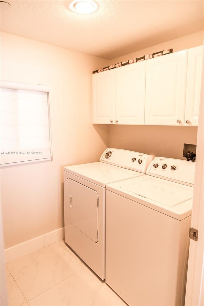 17050 N Bay Rd, Unit Mindy in Sunny Isles Beach, FL - Foto de edificio - Building Photo