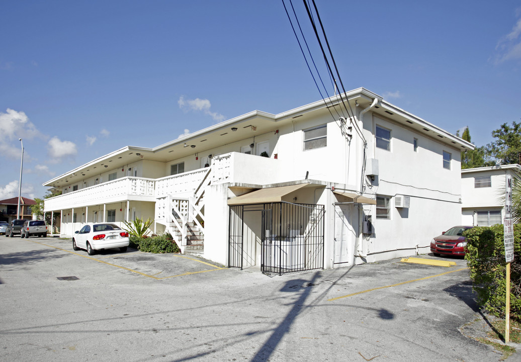 Bahama Garden Building 1 in Coral Gables, FL - Foto de edificio