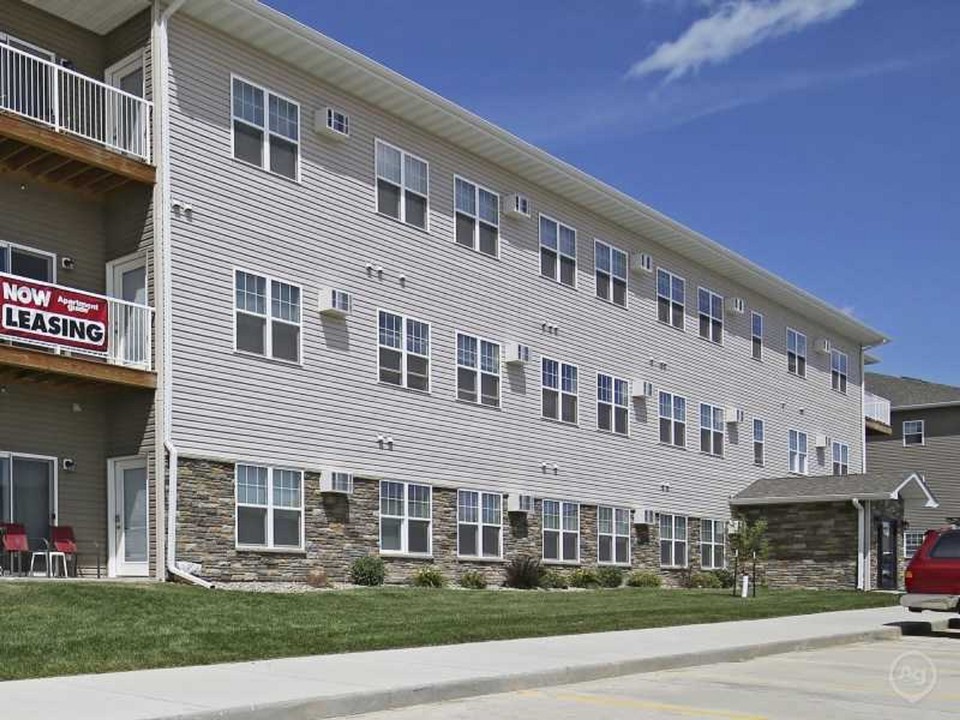 Mallard Heights Apartments in Dickinson, ND - Building Photo