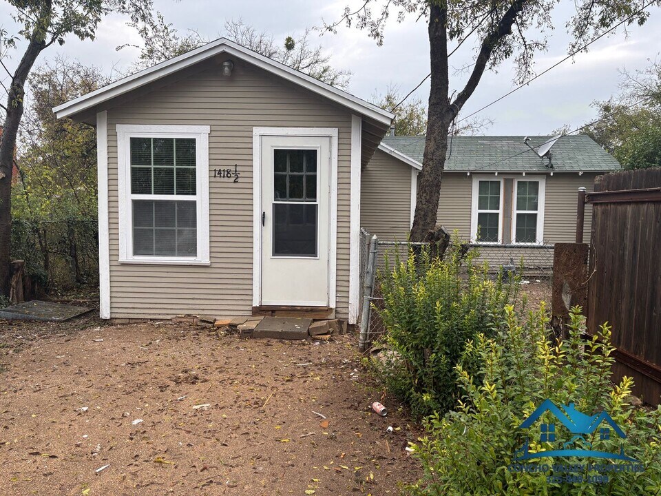 1418 S Van Buren St in San Angelo, TX - Building Photo