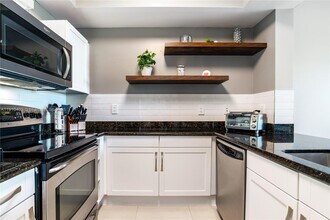 7270 SW 88th St in Kendall, FL - Building Photo - Building Photo